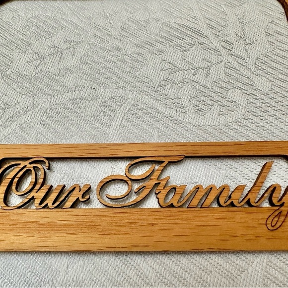 🔵 5”x7” Oak Photo Picture Frame With “Our Family” Laser Cut Mat Insert - Picture 5 of 6